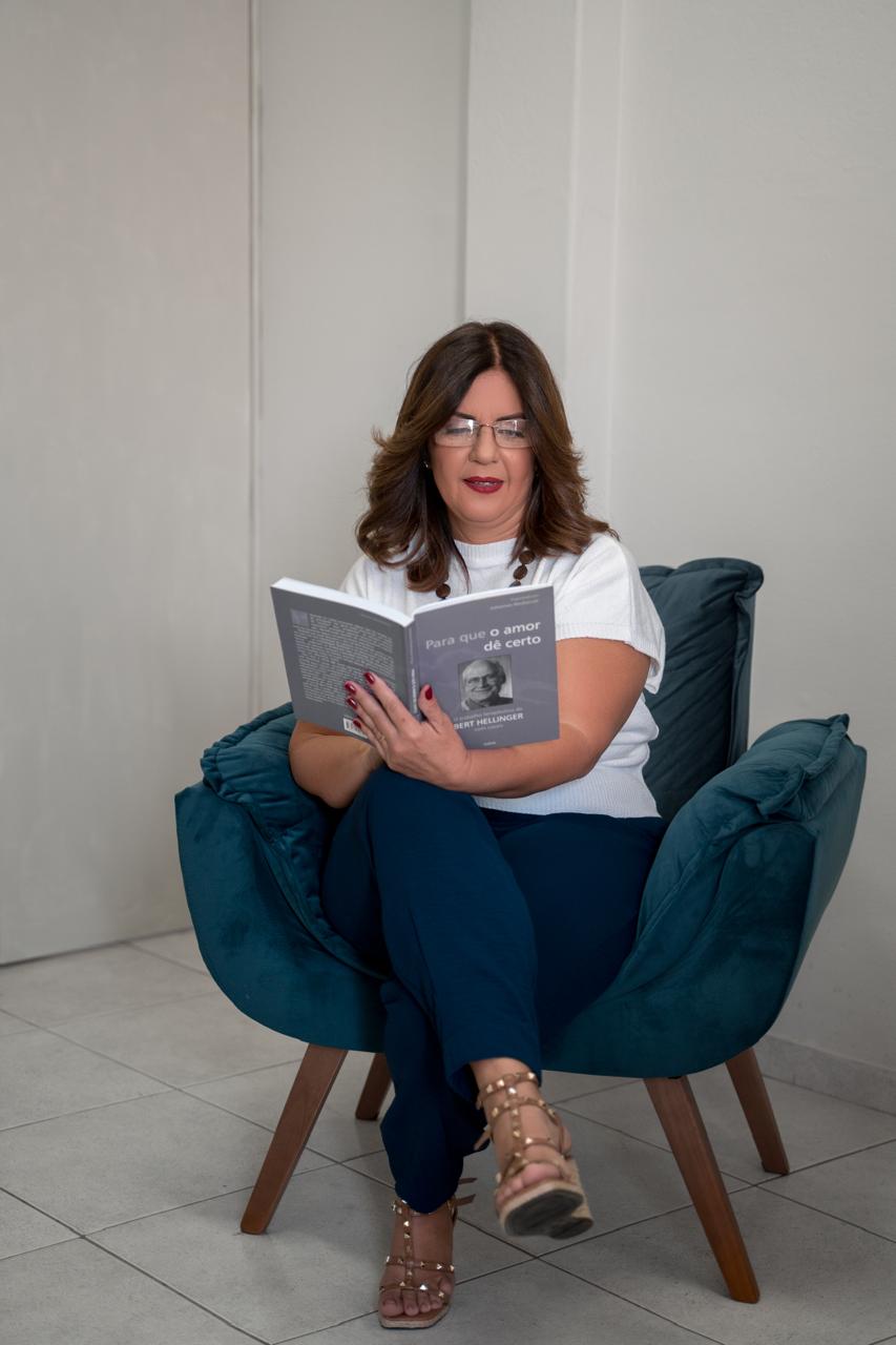 Solange Martins lendo em seu consultório em Pará de Minas